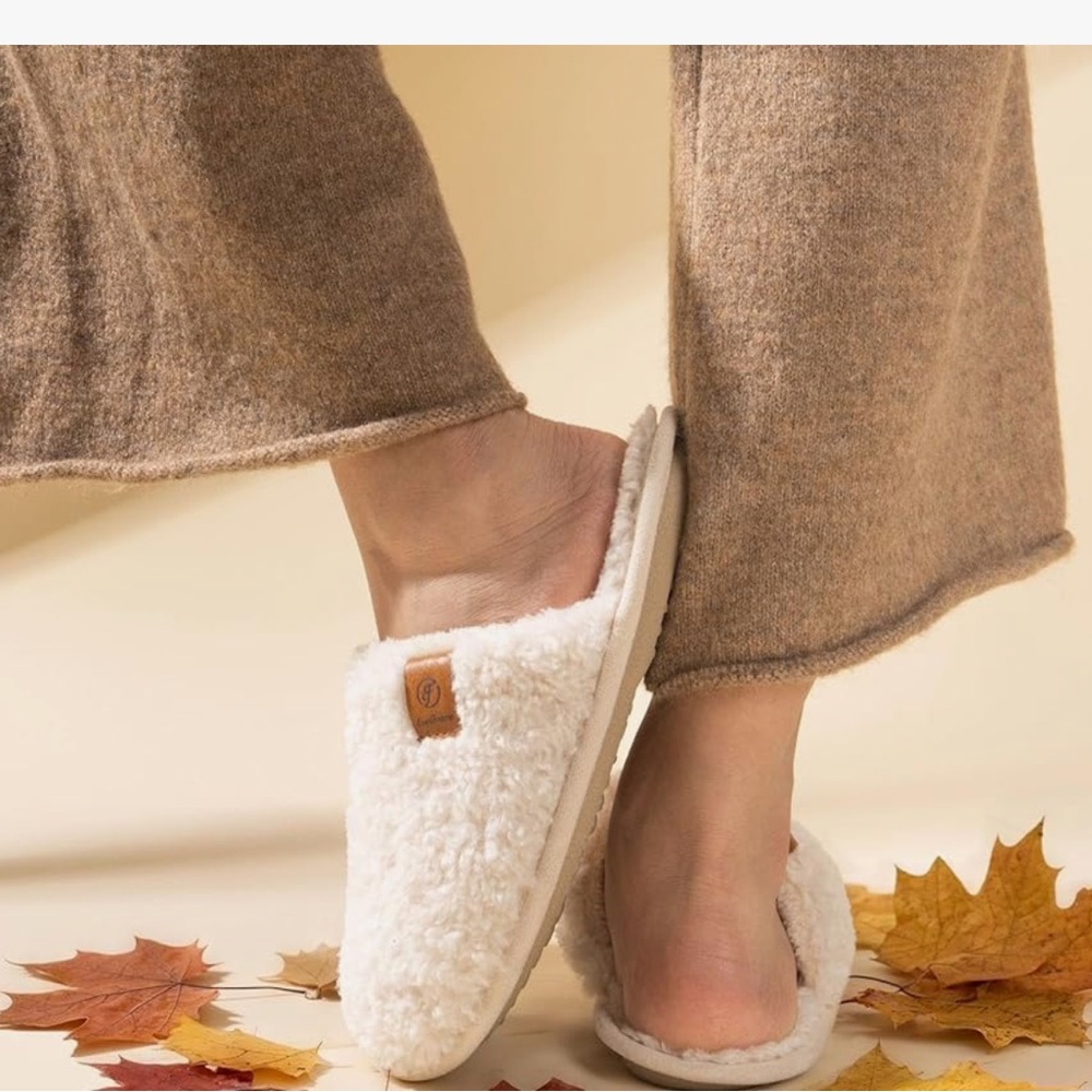 EverFoams Women's Fuzzy Slip-on Slippers Warm Cozy Soft memory foam. Size 7/8 - Picture 3 of 3